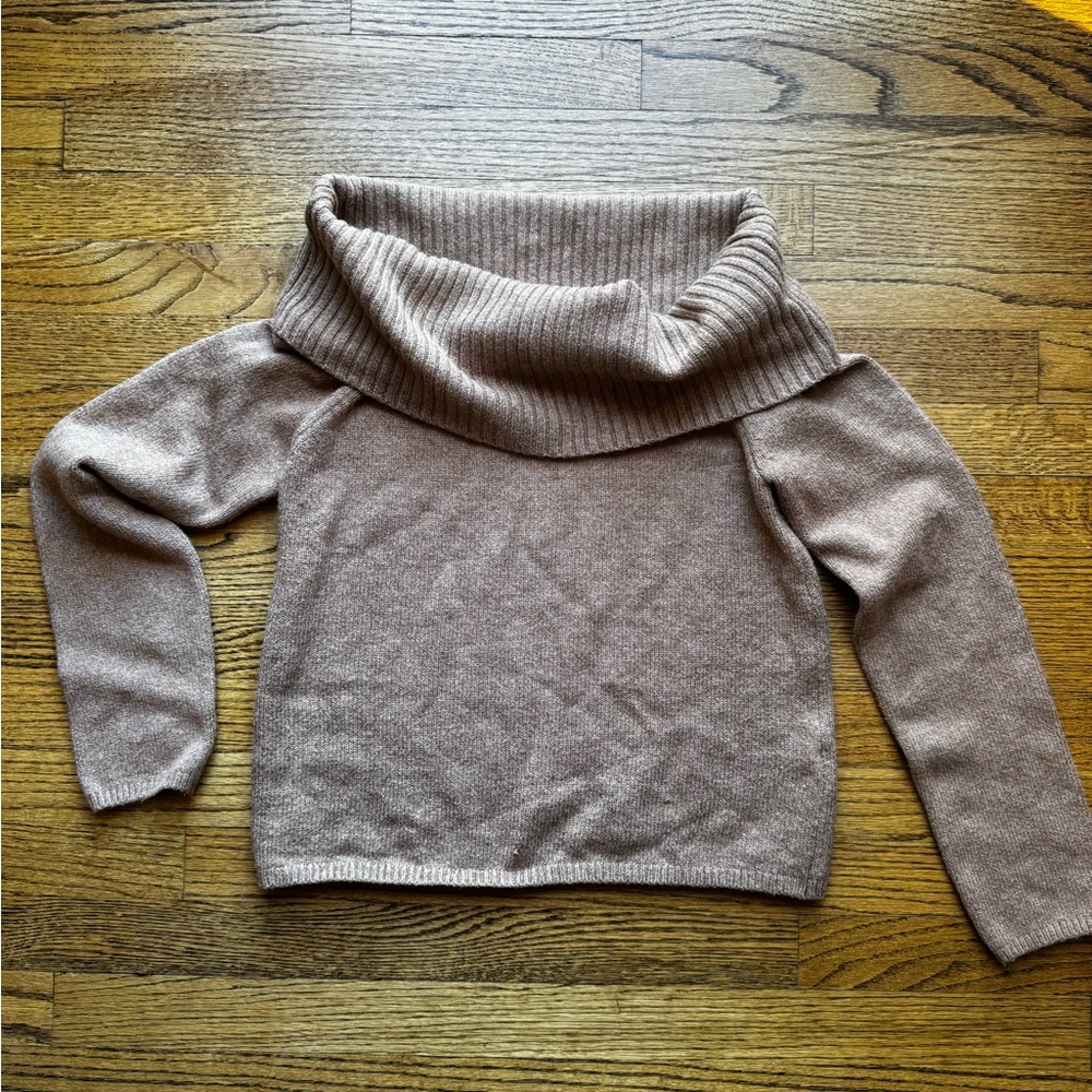 Old Navy Women Sweater size m Brown
Cotton Blend Off Shoulder Knit pullover - Picture 8 of 9